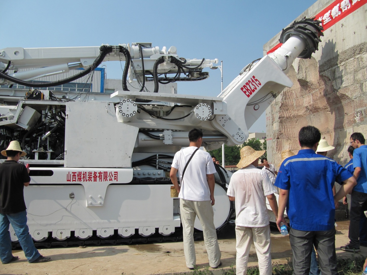 大型掘进机岩壁切割实验