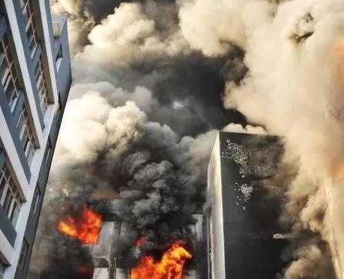 火灾释放大量烟雾和有毒气体