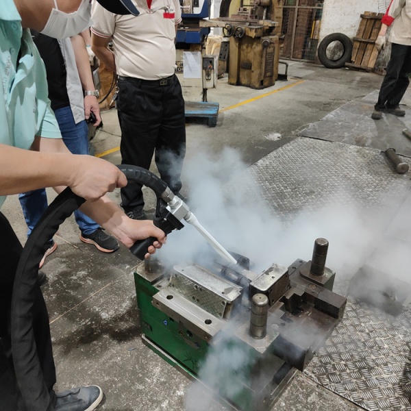 利用干冰清洗機提升模具清洗效率的案例分析