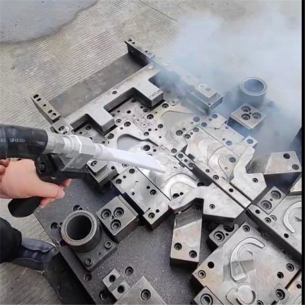 模具清洗中干冰清洗機的有效應用案例