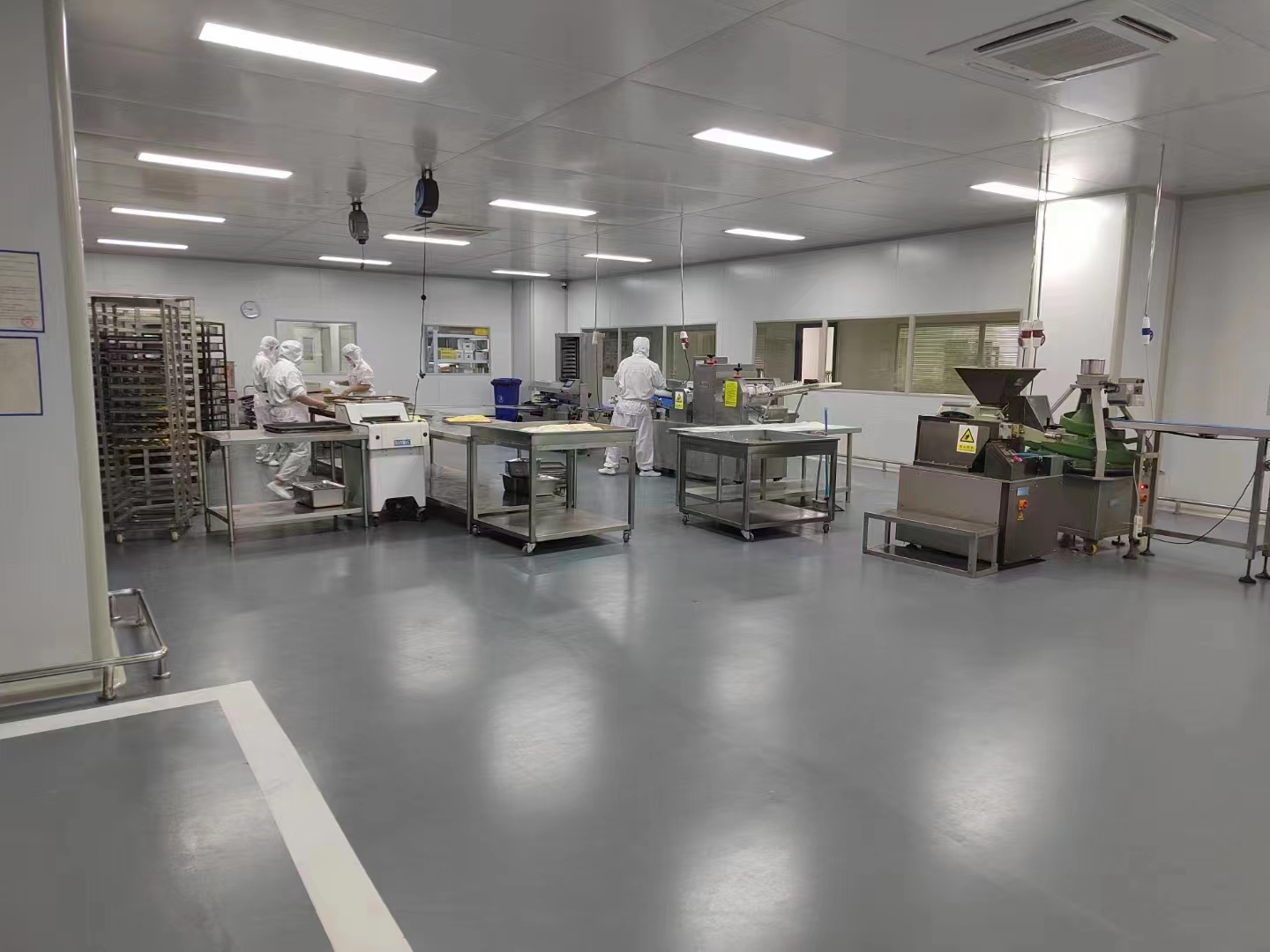 無菌車間流水線，確認食品安全