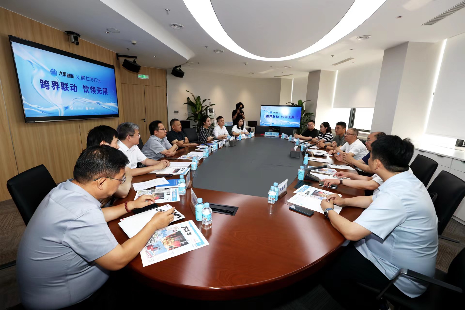 大象新闻联合名仁苏打水布局青少年健康饮品 创新媒产模式