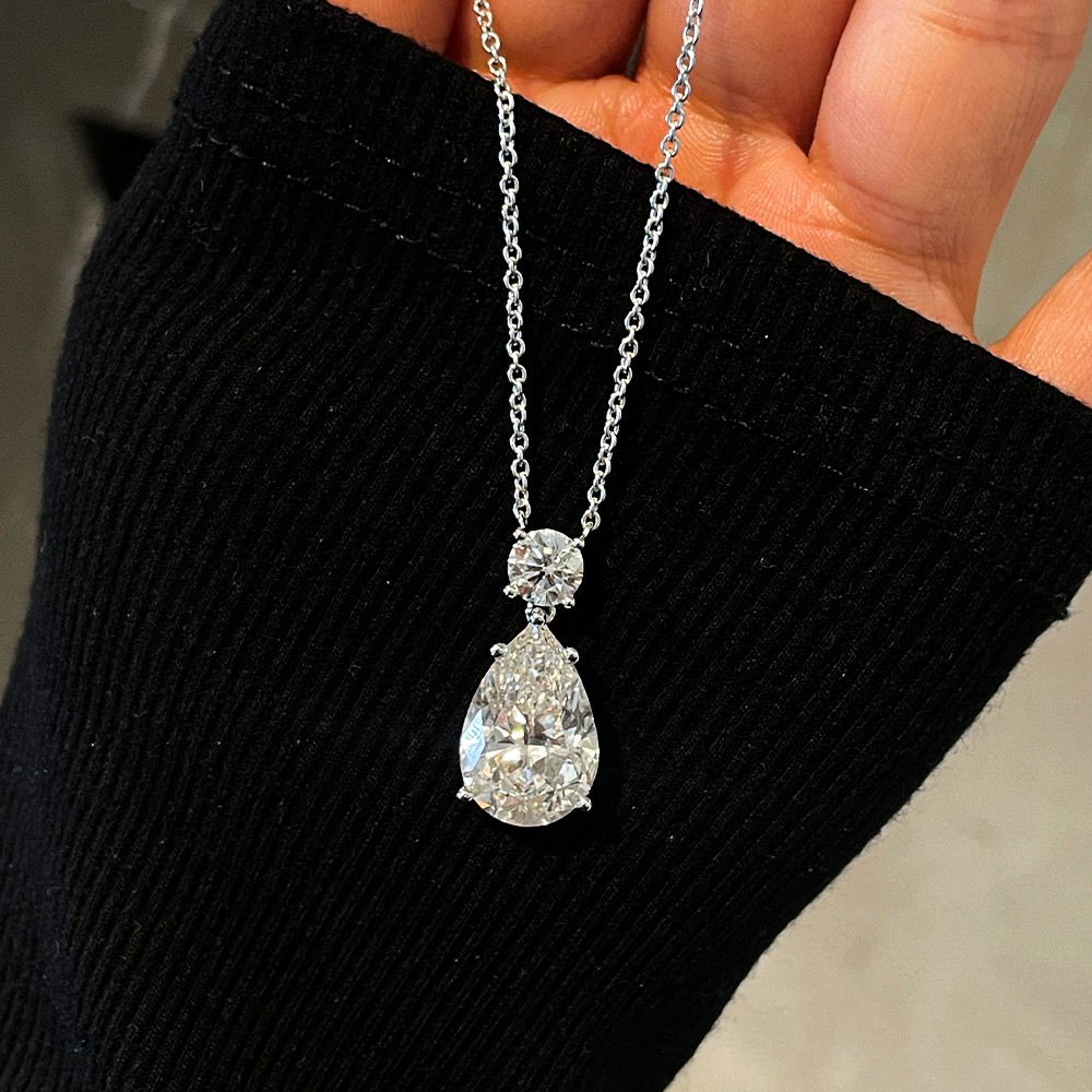 6.83ct水滴形主钻双石款18K金项链