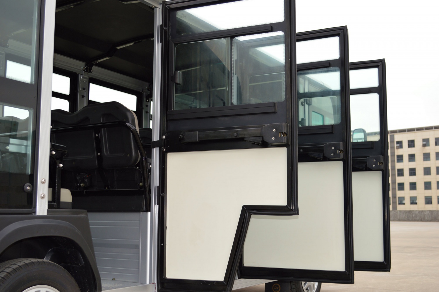 十四人座封闭式旅游观光车