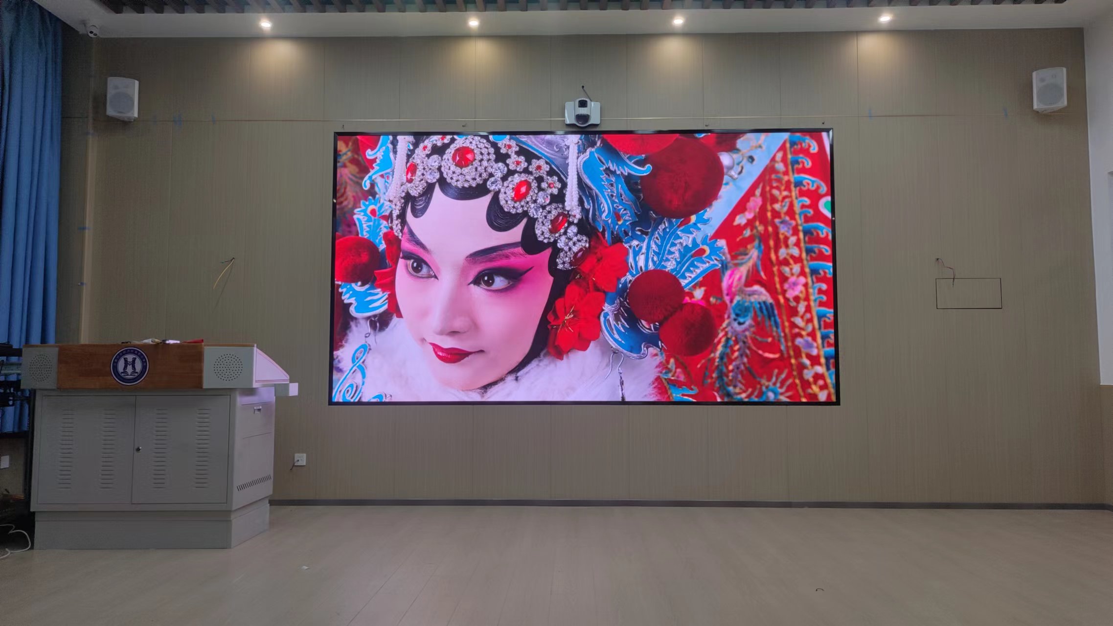 河南對外經貿職業學院165寸3D教育一體機安裝完成，成功交付客戶！