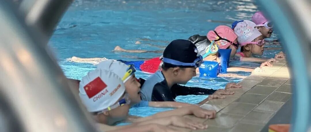 定格笑脸与浪花！我校游泳课启航，每一帧都是童年最美的样子