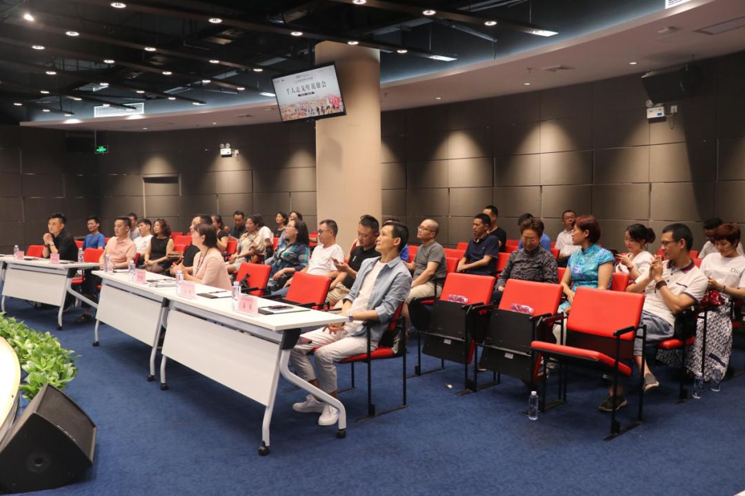 多多28集团,千人走戈壁