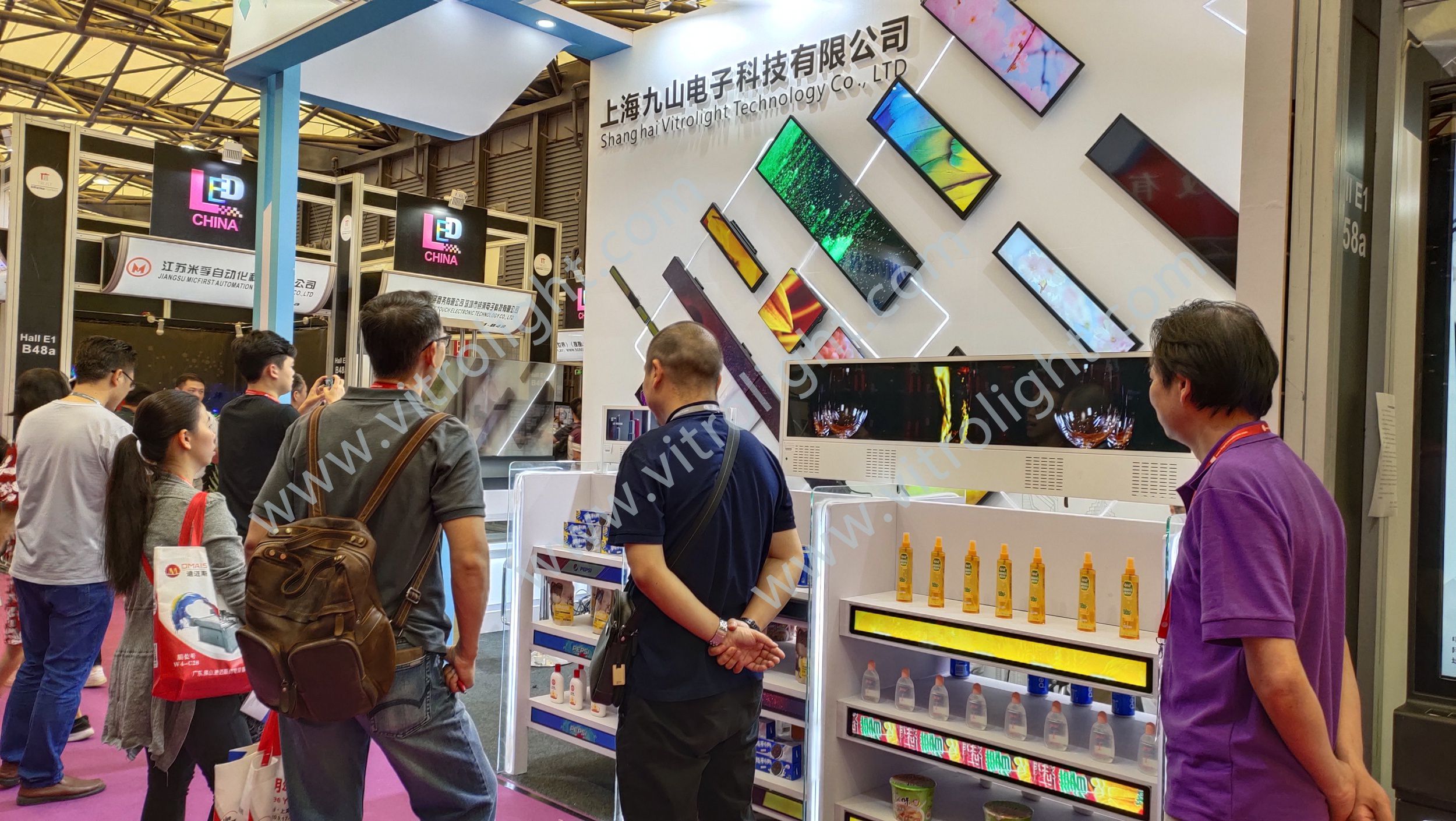 28-inch, 57-inch double-sided ultra-thin shelf screen-Shanghai Digital Signage Exhibition
