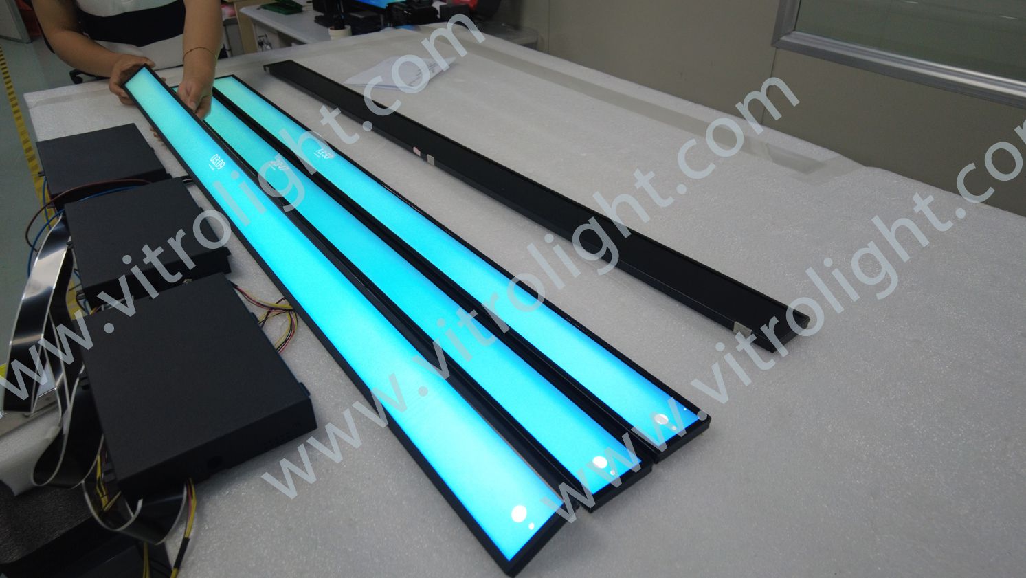 47.1 inch shelf strip screen