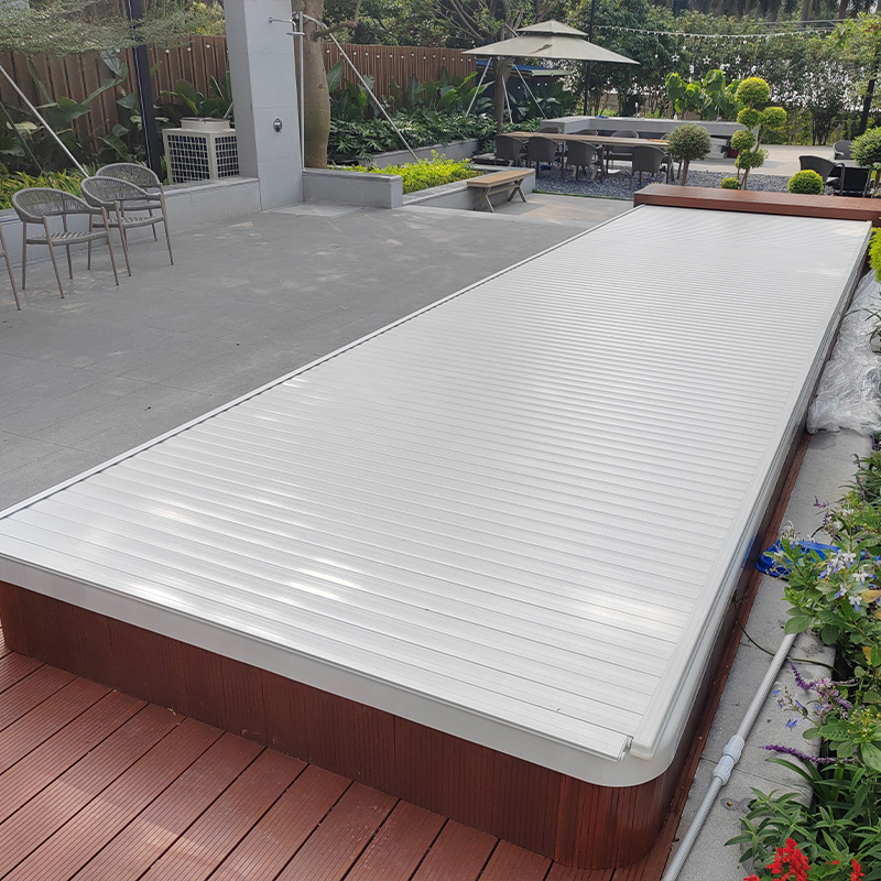 Swimming pool with automatic cover