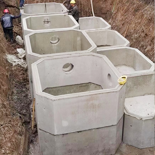 南京栖霞营防村展开化粪池整理行为