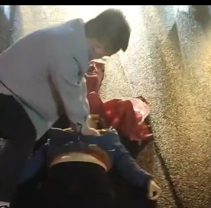 ky护士路边施救，紧急时刻显身手