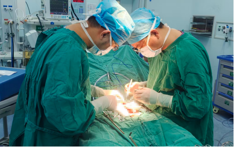 罕见意外！男子切割钢管时，一粒芝麻大铁屑溅入“丁丁”