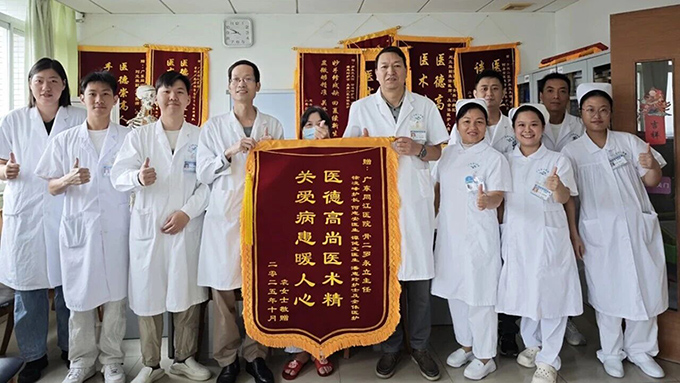 从卧床不起到重新迈步，骨二科病房传来“百灵鸟”的歌声