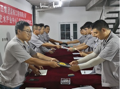 亚搏yabo(中国)装饰公司鹿泉文化艺术产业中心项目部开展“导师带徒”活动