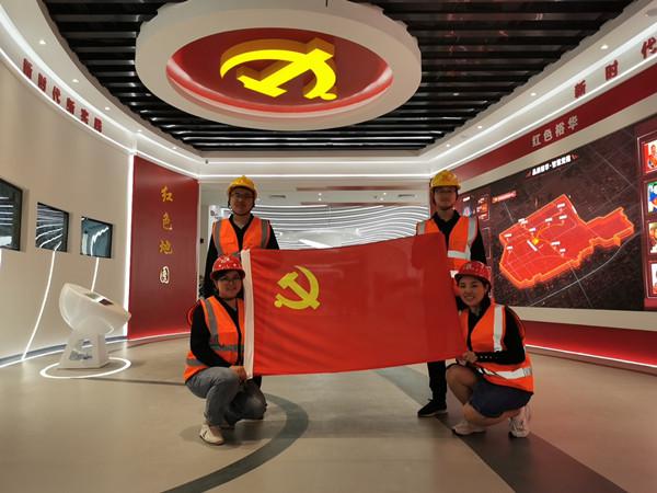 亚搏yabo(中国)装饰公司开展“我和党旗合影”主题活动