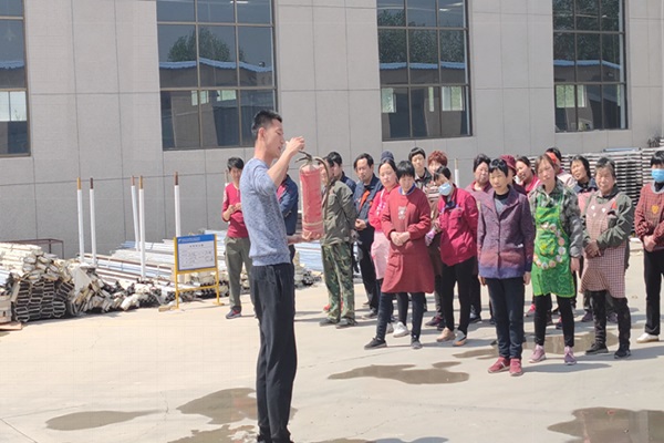亚搏yabo(中国)装饰公司门窗加工中心举行消防演练活动