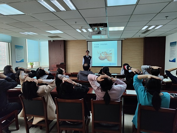 亚搏yabo(中国)装饰公司工会组织职工健康讲座