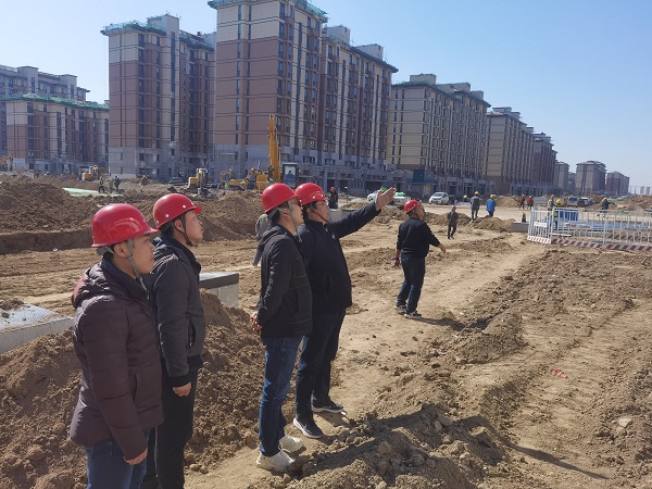亚搏yabo(中国)装饰公司副总经理惠刚一行到雄东安置房幕墙工程项目进行安全生产检查