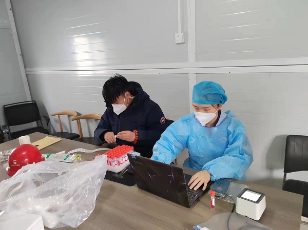 【我身边的“雷锋”】主动担当,助力核酸检测 【我身边的“雷锋”】主动担当,助力核酸检测
