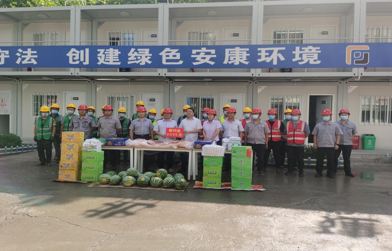 亚搏yabo(中国)工会主席王文利深入装饰公司燕赵保险金融大厦项目慰问施工人员 亚搏yabo(中国)工会主席王文利深入装饰公司燕赵保险金融大厦项目慰问施工人员