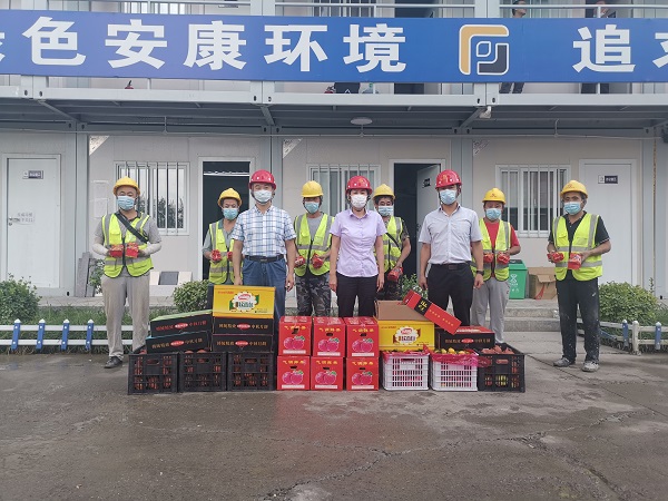 亚搏yabo(中国)装饰公司工会组织开展中秋节慰问活动 亚搏yabo(中国)装饰公司工会组织开展中秋节慰问活动