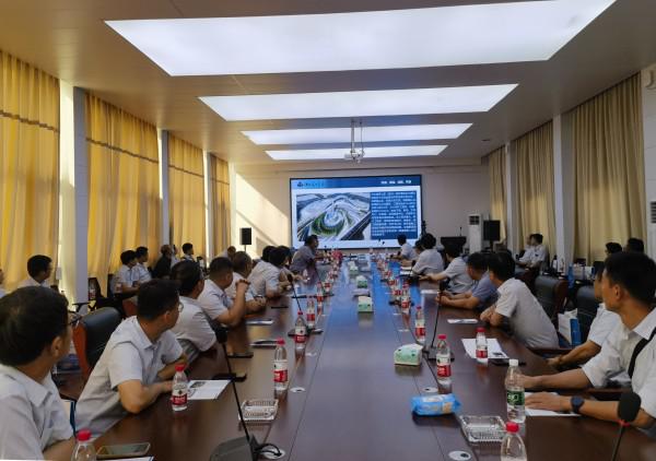 亚搏yabo(中国)装饰公司开展现场安全生产观摩学习活动  亚搏yabo(中国)装饰公司开展现场安全生产观摩学习活动