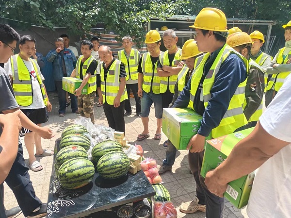 亚搏yabo(中国)装饰公司易水湾项目端午佳节慰问一线工人 亚搏yabo(中国)装饰公司易水湾项目端午佳节慰问一线工人
