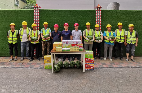 亚搏yabo(中国)装饰公司工会深入家装分公司项目“送清凉”慰问一线施工人员 亚搏yabo(中国)装饰公司工会深入家装分公司项目“送清凉”慰问一线施工人员