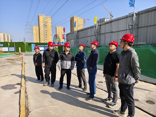 开云(中国)装饰公司副总经理惠刚到在建项目调研指导工作