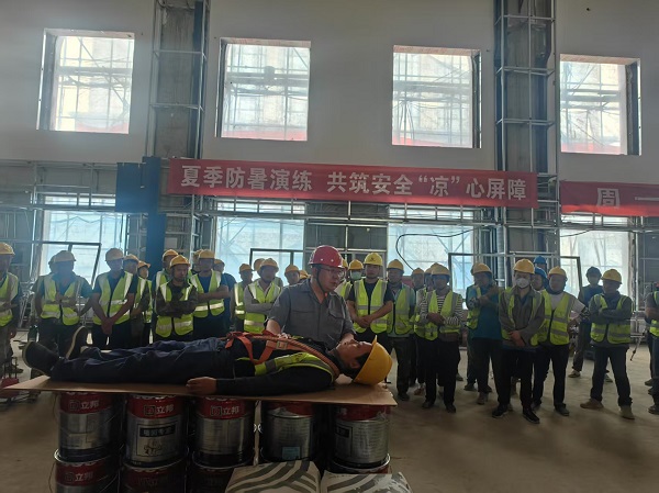 防暑降温护安全  应急演练筑防线--开云(中国)装饰公司劳动关系学院文体中心项目开展防暑降温应急演练