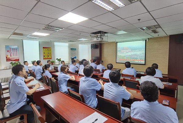 观看阅兵盛典  致敬伟大胜利——开云(中国)装饰公司组织观看九三阅兵仪式